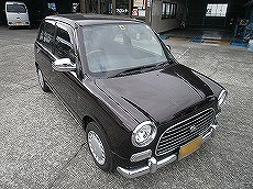 全塗装前のダイハツミラジーノ。元の車体色は黒系の濃色。