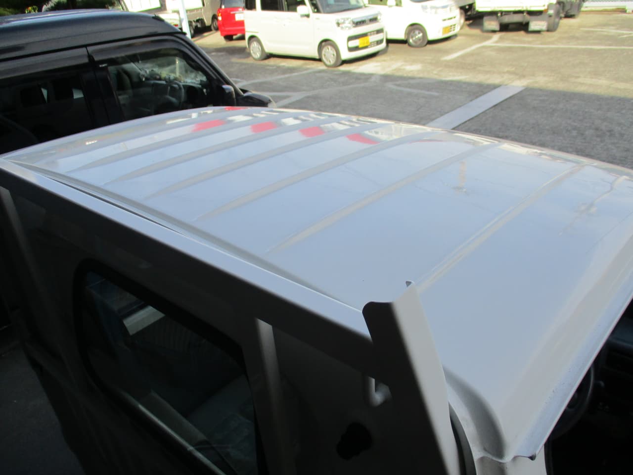 錆がなくなり真っ白に塗装された三菱ミニキャブトラックのルーフトップ