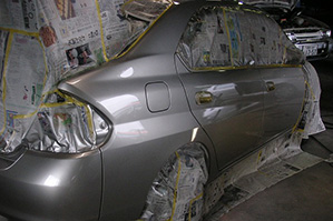 塗装箇所以外を保護する車両のマスキング養生作業